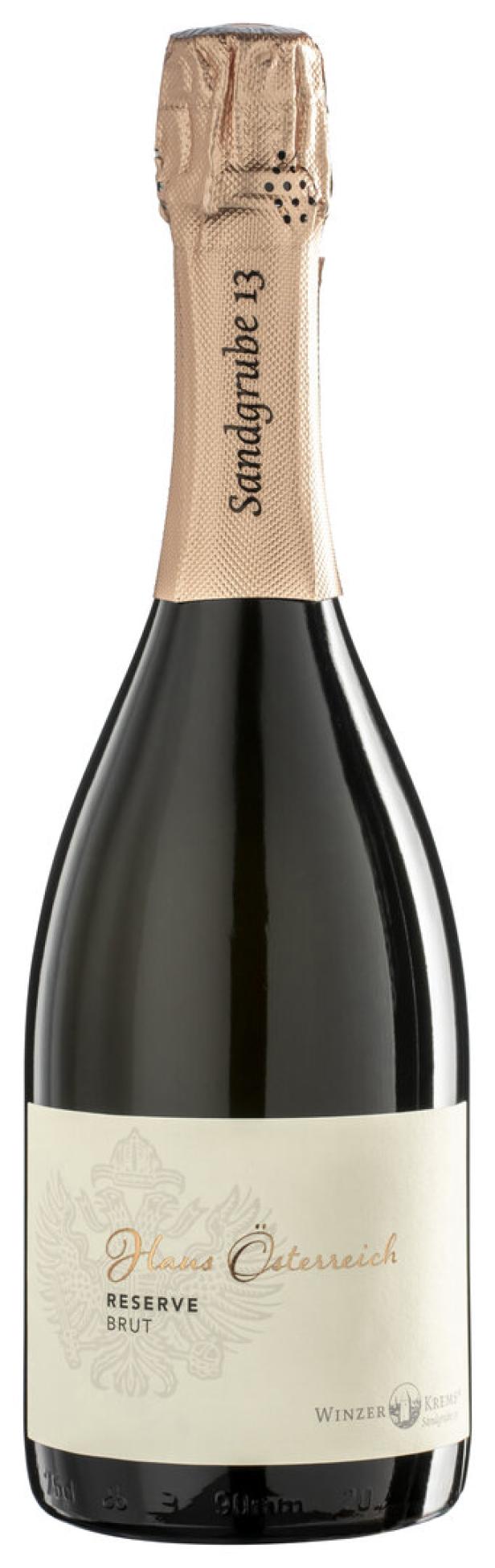 Eine Flasche „Haus Österreich Reserve Brut“ Sekt mit goldener Manschette.