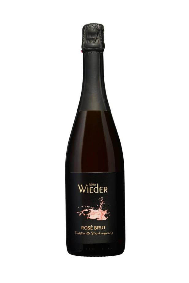 Eine Flasche „Juliana Wieder Rosé Brut“ Sekt vor einem weißen Hintergrund.