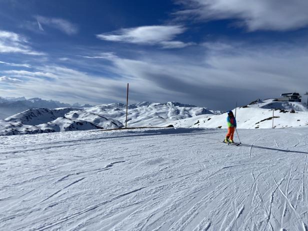 Skifahrendes Kind im Hochpustertal in Osttirol auf einer verschneiten Piste