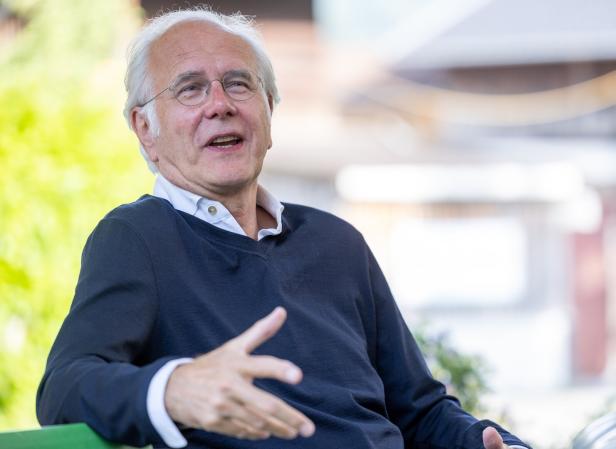 Harald Schmidt gestikuliert während eines Gesprächs.