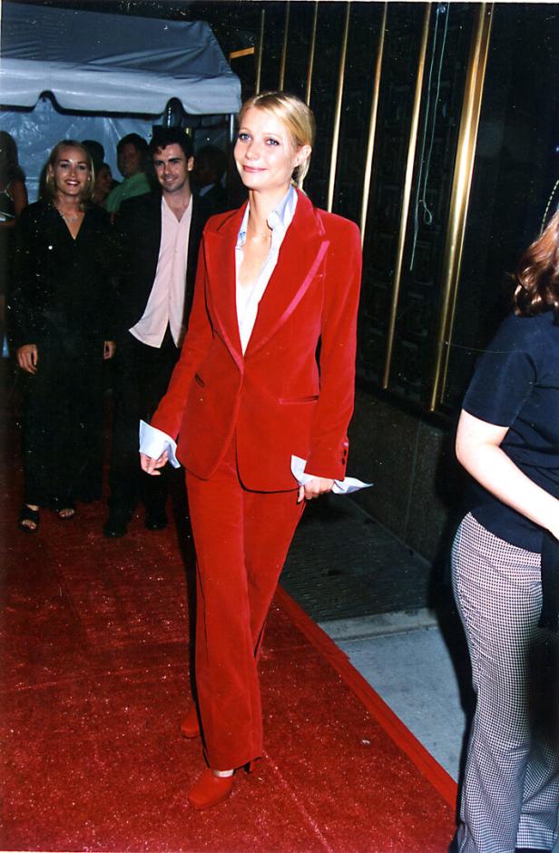 Gwyneth Paltrow in einem roten Hosenanzug auf einem roten Teppich.