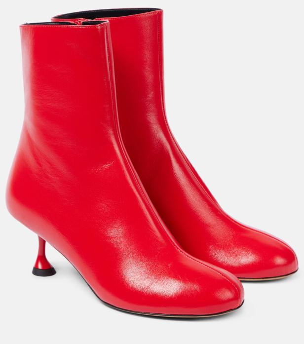 Ein Paar rote Lederstiefeletten mit kleinem Absatz.