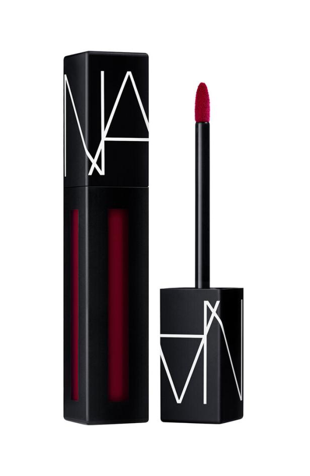 Ein roter NARS Lippenstift mit Applikator vor einem weißen Hintergrund.