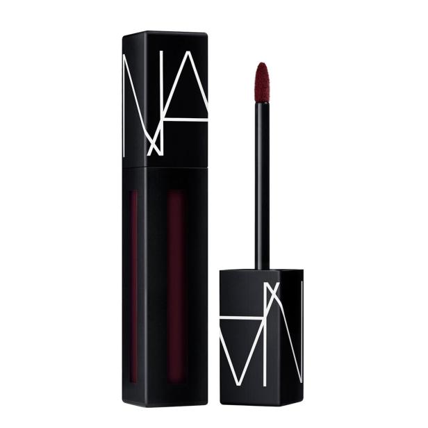 Ein NARS Lippenstift mit dunkler, bordeauxroter Farbe und Applikator.