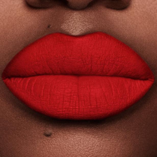 Nahaufnahme von roten Lippen mit mattem Lippenstift.