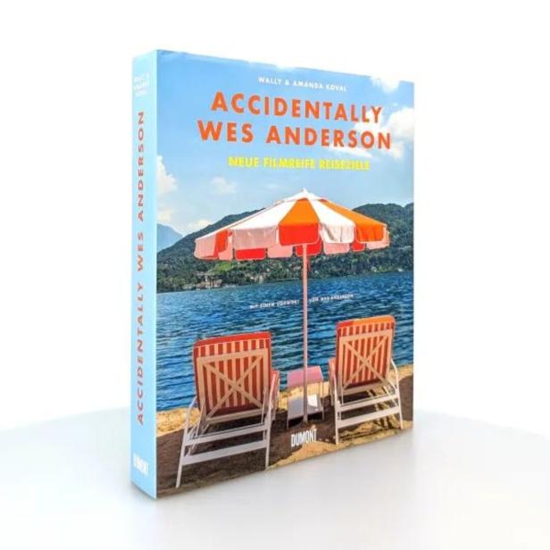 Das Buch „Accidentally Wes Anderson: Neue filmreife Reiseziele“ vor einer Strandszene.