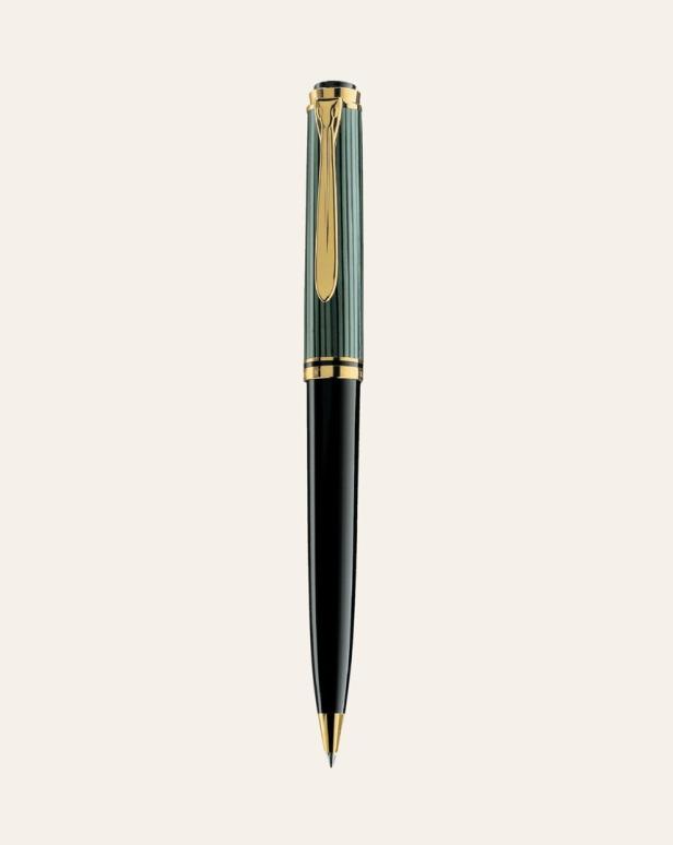 Ein Füllfederhalter der Marke Pelikan mit goldenen Akzenten.