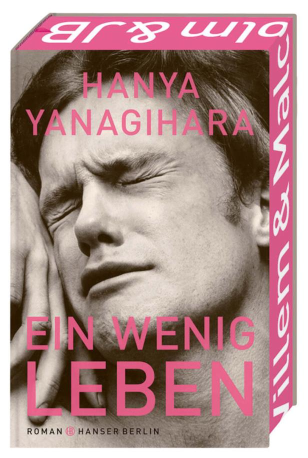 Das Cover des Buches „Ein wenig Leben“ von Hanya Yanagihara zeigt ein Schwarz-Weiß-Porträt eines Mannes mit geschlossenen Augen.