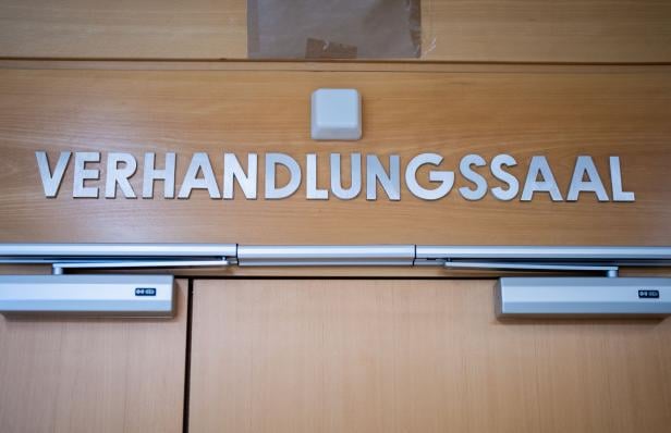 PROZESS UM TOTES BABY IN WIEN: VATER WEGEN MORDES VOR GERICHT Tür zu einem Verhandlungssaal bei Gericht