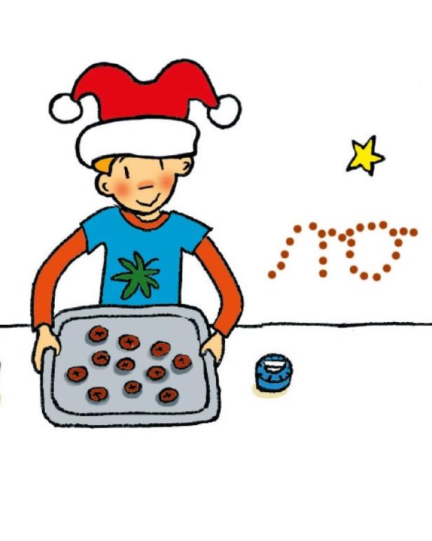 Ein Junge mit Weihnachtsmütze hält ein Blech mit Maronenplätzchen.