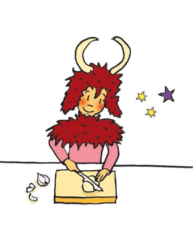 Ein Krampus schneidet Zwiebeln für ein Chili.