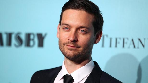 Porträt von Schauspieler Tobey Maguire vor einem hellblauen Hintergrund.