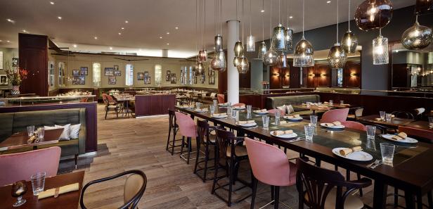 Ein elegantes Restaurant mit gedeckten Tischen und dekorativen Lampen.