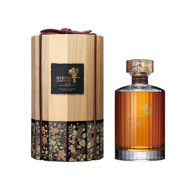Eine Flasche Hibiki Suntory Whisky Aged 40 Years neben ihrer Holzverpackung.