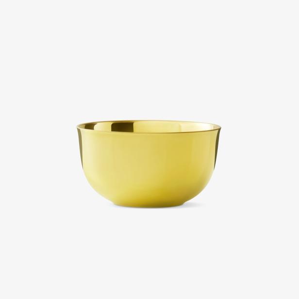 Eine goldene Schale auf einem weißen Hintergrund.