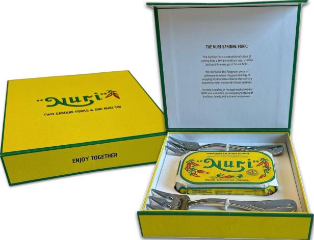 Eine gelbe Geschenkbox mit zwei Sardinengabeln und einer Dose Nuri-Sardinen.