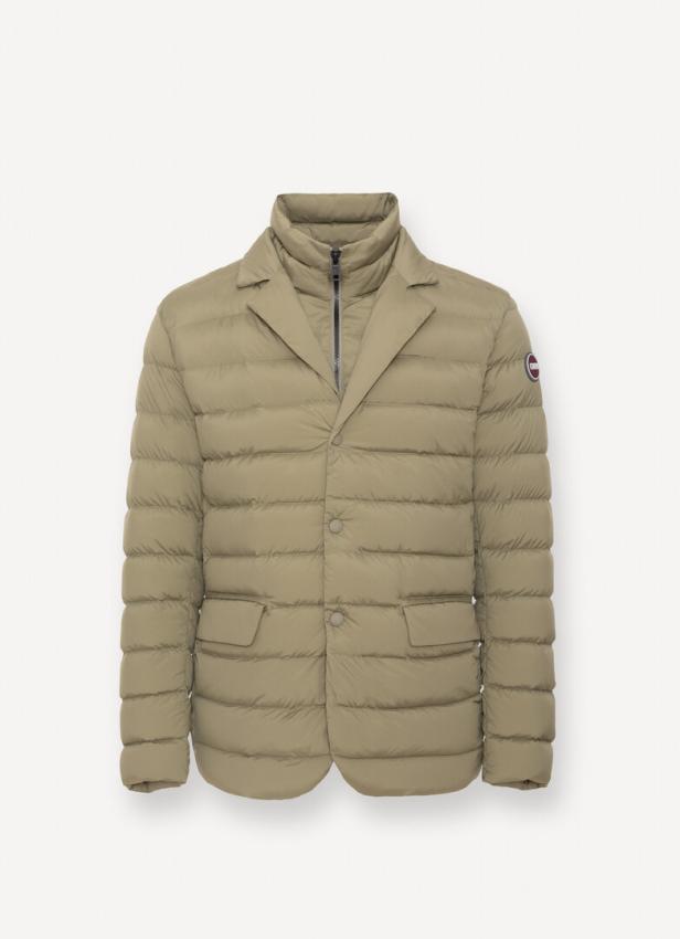 Eine gesteppte, hellbraune Jacke im Blazer-Stil vor einem weißen Hintergrund.