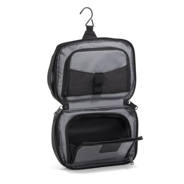 Eine offene, leere, graue Kosmetiktasche mit einem Haken zum Aufhängen.