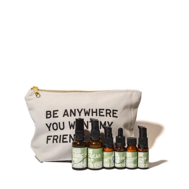 Ein Set von Hautpflegeprodukten der Marke „Be My Friend“ vor einer Kosmetiktasche mit der Aufschrift „Be Anywhere“.