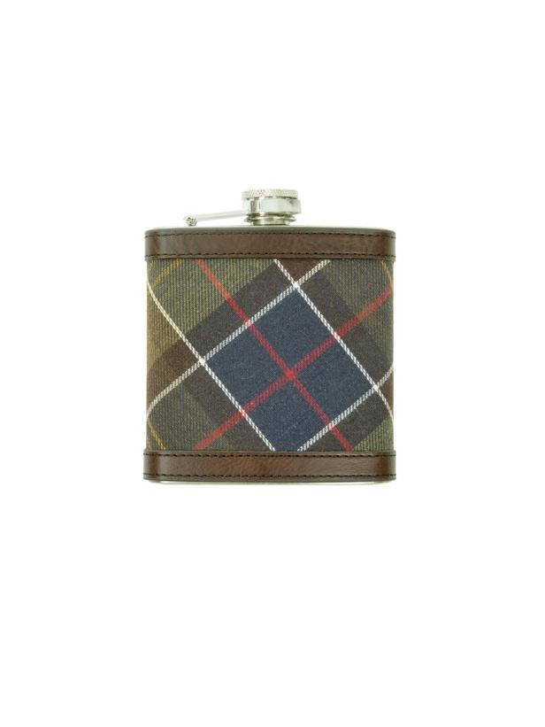 Eine flache Flasche mit einem Tartanmuster und Lederakzenten.