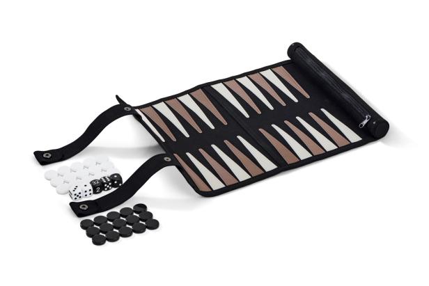 Ein geöffnetes Backgammon-Set mit Spielsteinen und Würfeln liegt auf einem Tisch.