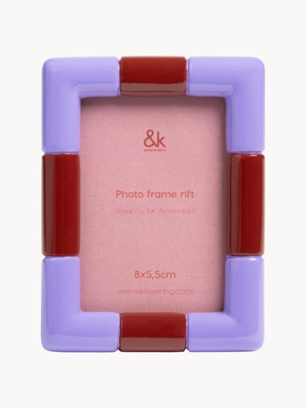 Ein lila-roter Fotorahmen der Marke &k Amsterdam.
