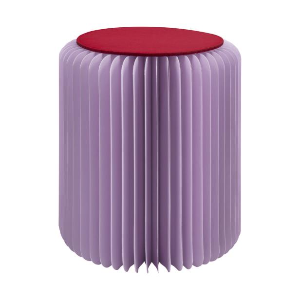 Ein lila Hocker mit einem roten, runden Sitzpolster.