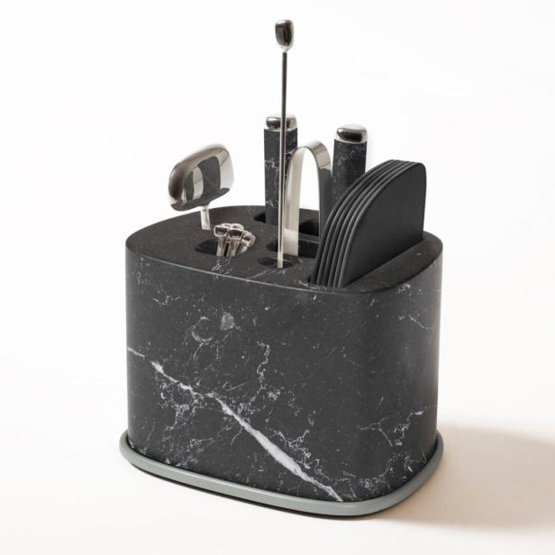 Ein Bar-Zubehör-Set aus Marmor mit Werkzeugen wie Zange und Messlöffel.
