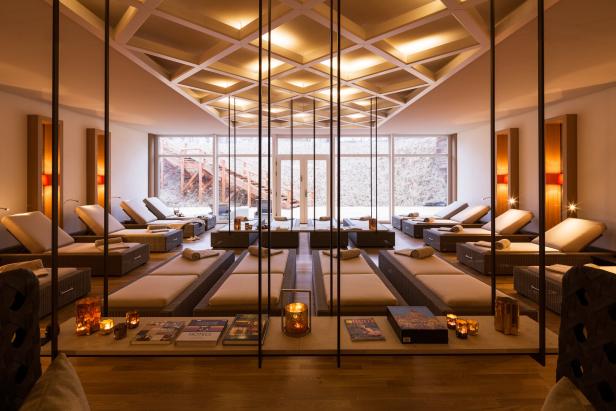 Ein Ruheraum im Severin*s Resort & Spa in Keitum, Sylt, mit Liegen und Blick ins Freie.