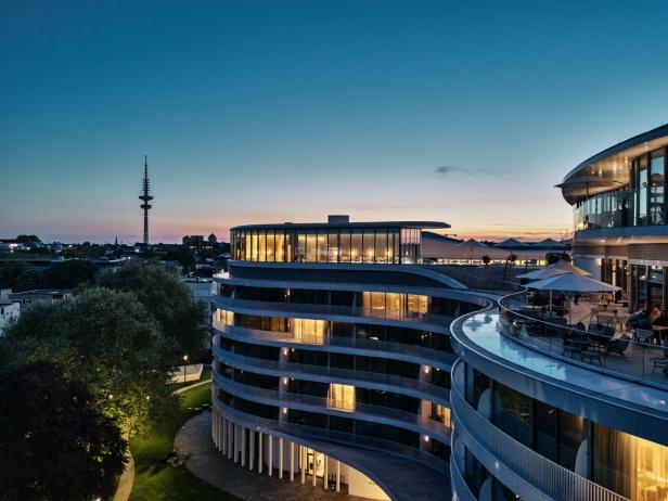 Das Hotel The Fontenay in Hamburg bei Dämmerung.