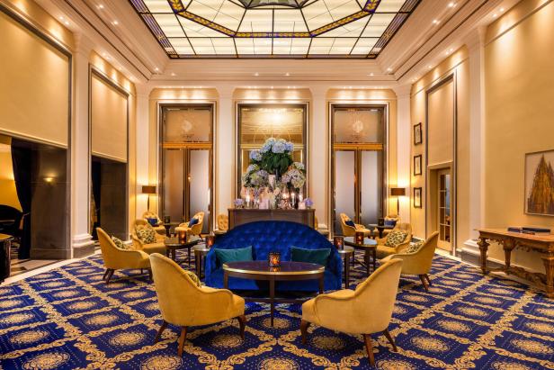 Die Lobby des Excelsior Hotel Ernst mit blauen und goldenen Akzenten.