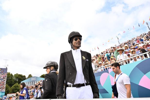 Snoop Dogg von Kopf bis Fuß auf Pferd getrimmt.
