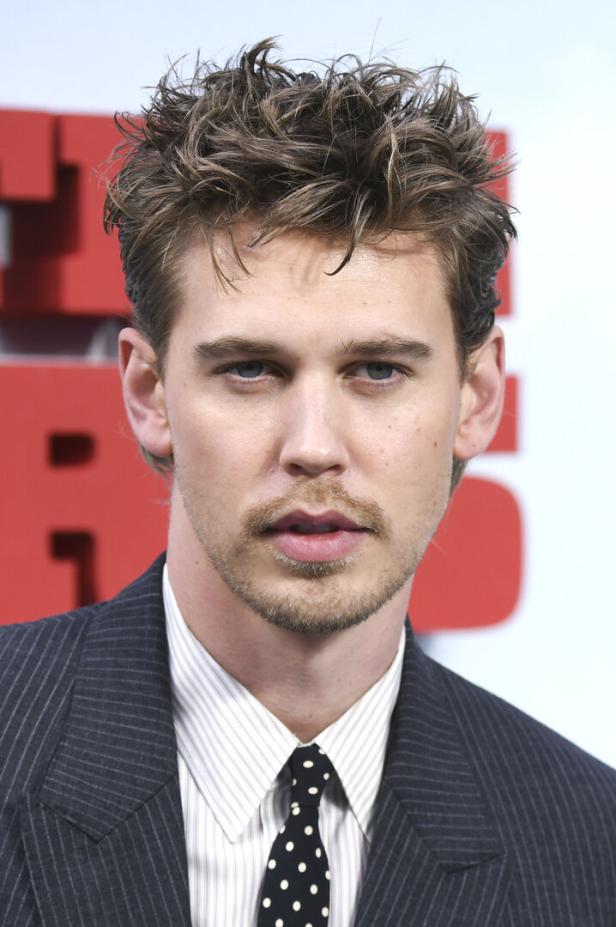 Porträt von Austin Butler mit Anzug und gepunkteter Krawatte.