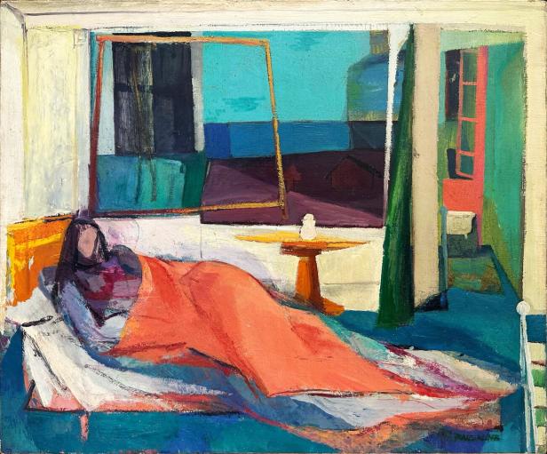 Ein Gemälde zeigt eine Frau, die in einem Zimmer mit Blick auf eine Stadt im Bett liegt.