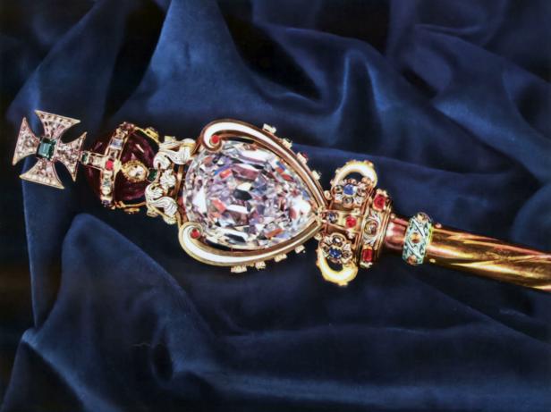 Das Zepter mit dem Cullinan-Diamanten liegt auf blauem Samt.