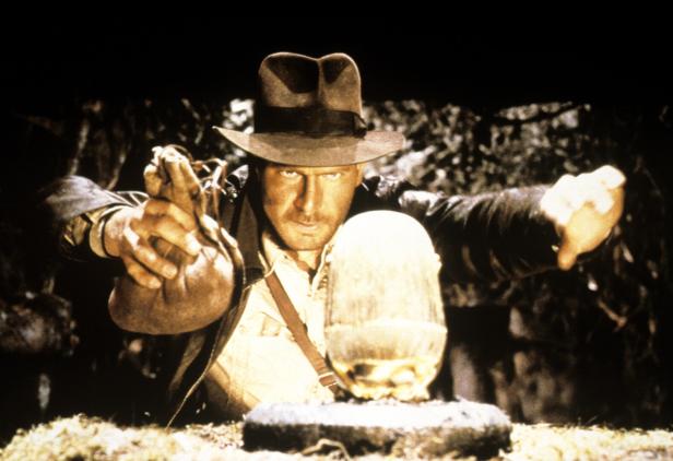 Indiana Jones tauscht eine goldene Statue gegen einen Sandsack aus.