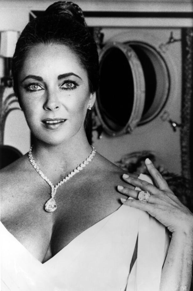Ein Schwarzweißporträt von Elizabeth Taylor mit einem Diamantcollier und einem großen Ring.
