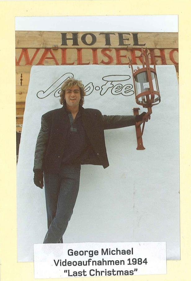 Sänger George Michael im November 1984 vor dem Walliserhof in Saas-Fee