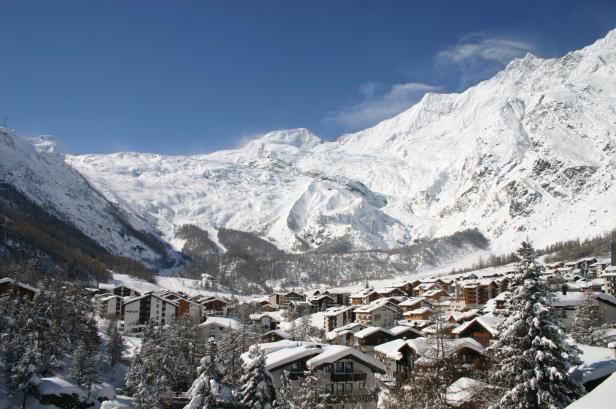 Blick auf den verschneiten Wintersportort Saas Fee nahe der italienischen Grenze im Kanton Wallis in der Schweiz