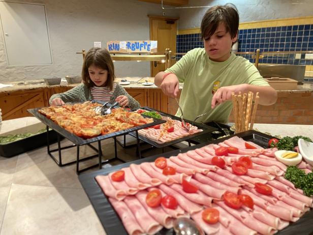 Kinder am Hotelbuffet