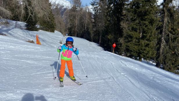 Kind Skifahren Waldteil Schnee Sillian Hochpustertal