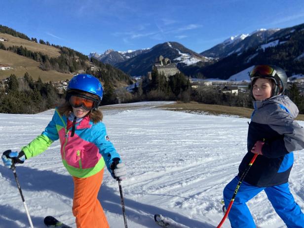 Burg Heinfels Sillian Hochpustertal Osttirol Kind Skifahren Familie Schnee