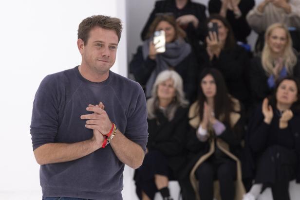 Jonathan Anderson applaudiert bei der Loewe-Modenschau in Paris, Frühjahr/Sommer 2025.