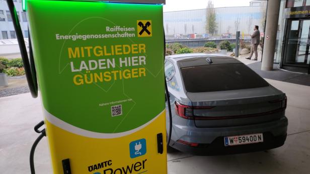 An ÖAMTC ePower-Ladestationen wird die neue Kooperation groß beworben