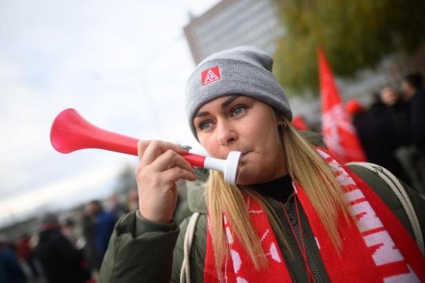 Nationwide warning strikes in Germany over Volkswagen's plans to close three factories