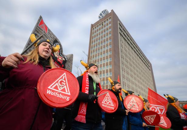 Nationwide warning strikes in Germany over Volkswagen's plans to close three factories