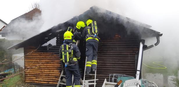 NÖ: Hund verendet bei Vollbrand einer Gartenhütte 