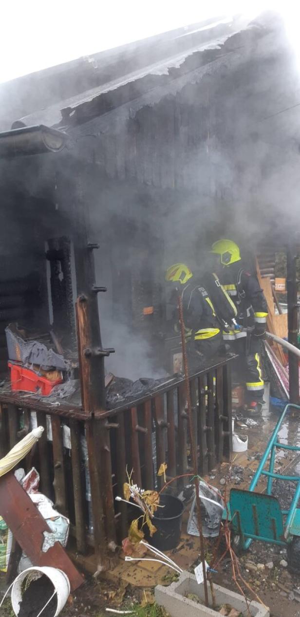 NÖ: Hund verendet bei Vollbrand einer Gartenhütte 