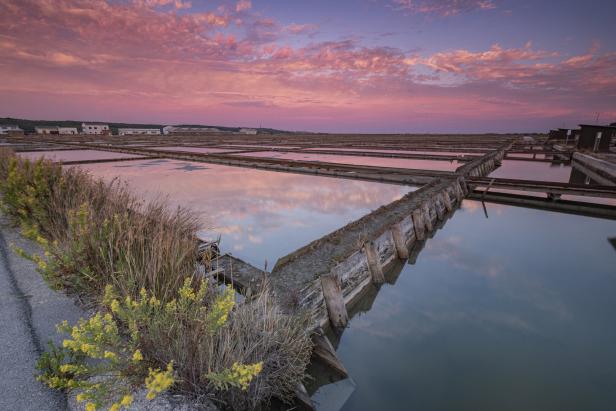 Morgen- oder Abendstimmung bei Salzbecken einer Saline.