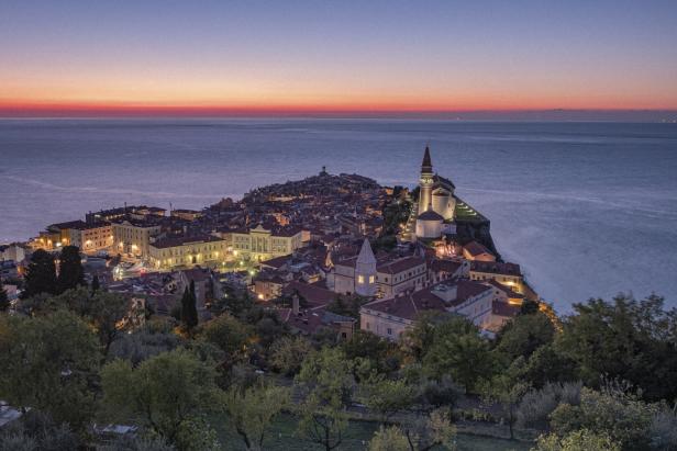 Ein abendlicher Blick von einer Anhöhe auf Piran und das Mittelmeer hinaus.